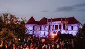 Premierkoncertek a nemesi hangulatú erdélyi fesztiválokon