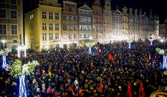 Tízezrek vonultak utcára a gdanski polgármester halála után 