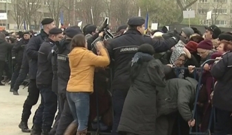Dulakodás tört ki Bukarestben a csendőrök és a Nemzet Megváltása katedrális felszentelésére érkezett hívek között
