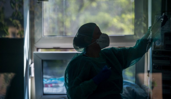 Meghalt egy Szeben megyei ápolónő, miután másodszor is megfertőződött az új koronavírussal