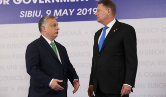 Klaus Iohannis elütötte Orbán Viktor baráti jobbját