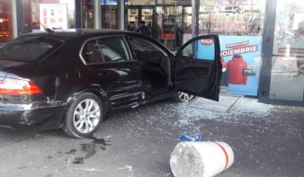 Egy embert megkéselt, gyalogosokat gázolt el, majd egy bevásárlóközpontba hajtott egy férfi Brăilán 