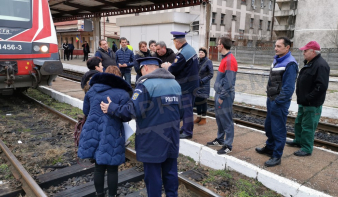 A síneken tiltakoztak az ingázók a Szatmárnémeti-Nagybánya járat gyérítése miatt 