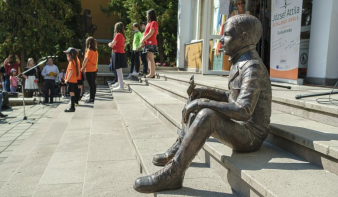 József Attila-szobrot avattak a költő nevét viselő csíkszeredai iskolánál