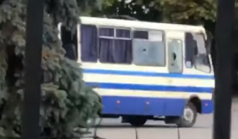 Elfogták a férfit, aki korábban túszul ejtette egy busz utasait Ukrajnában