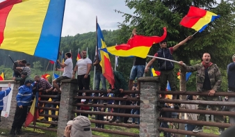 Elszabadult az agresszió az úzvölgyi katonatemetőben: csendőrökkel dulakodtak, magyarokat dobáltak meg román nacionalisták 