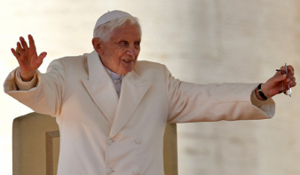 Papi cölibátus: XVI. Benedek megtöri a csendet